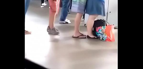  Gordinha safadinha bate uma pra namorado na fila do ônibus